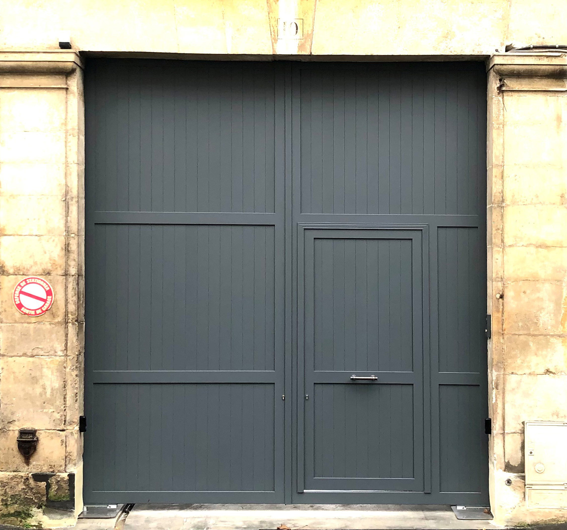 Porte cochère aluminium sur mesure Tschoeppé