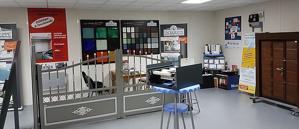Le show-room de FERMETURES ET SYSTEMES : installateur de portails alu à Sainte Foy Lès Lyon (69)