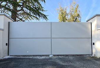 Portail en aluminium Lucco - à Cassettes