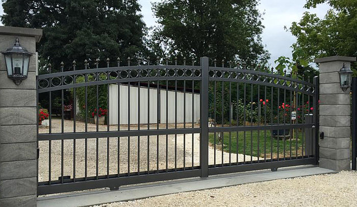 Portail alu traditionnel de la collection Elégance