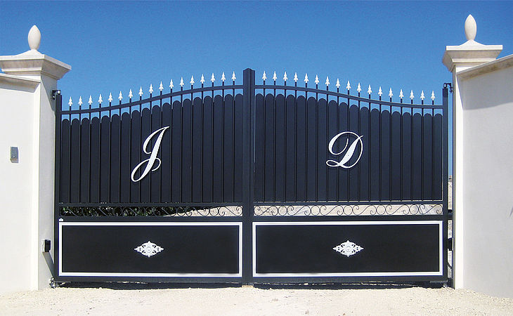 Pour un portail vraiment unique, Tschoeppé réalise votre décor suivant votre dessin. Après validation de la faisabilité par le bureau d'études, les décors sont numérisés puis découpés dans une tôle aluminium et thermolaqués. Leur durée de vie est donc identique à celle de votre portail. Si vous souhaitez jouer sur 2 teintes, un premier décor ajouré est posé sur un fond laqué dans une autre teinte. Ce type de décor peut etre réalisé sur l'ensemble des collections Tschoeppé!