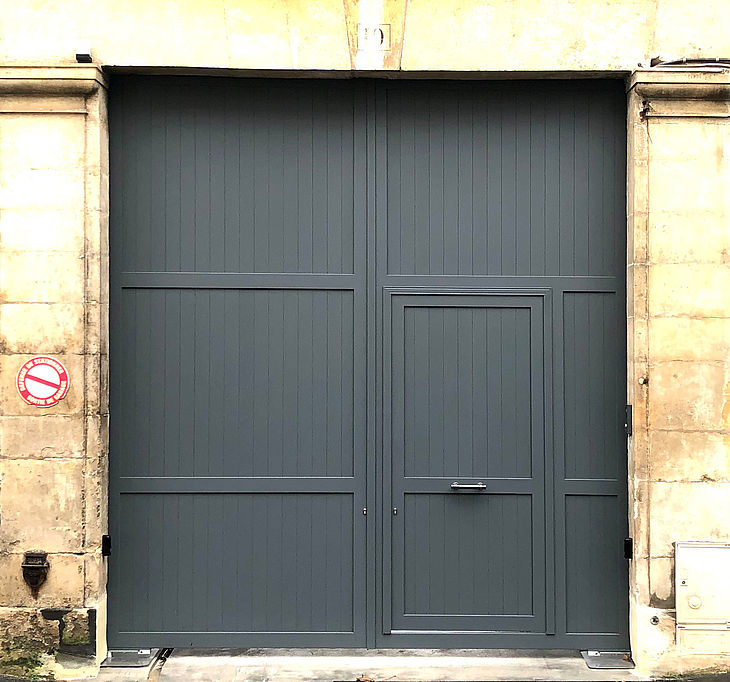 Porte cochère alu avec portillon intégré