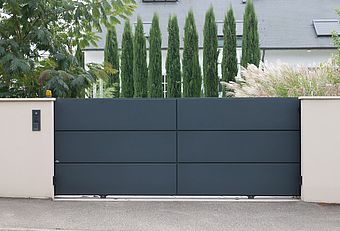 Portail en aluminium Lucco - à Cassettes