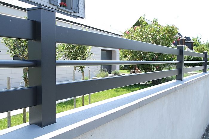 Clôture aluminium avec 2 lisses horizontales et un barreau.
