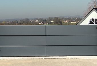 Portail en aluminium Lucco - à Cassettes