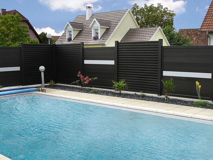 Brise vue aluminium protection de l'intimité près d'une piscine