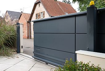 Portail en aluminium Lucco - à Cassettes