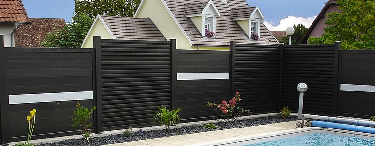 Comment aménager une terrasse avec un brise vue en métal ?