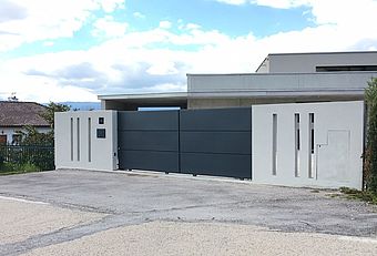 Portail en aluminium Lucco - à Cassettes